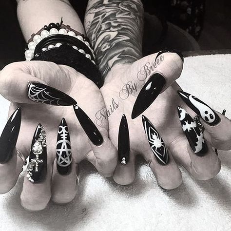 Creepy Cool Nail Art - Another wicked set by @nailsbybreee Halloween vibes… Diy Halloween Nail Art, Nails Grunge, Black Halloween Nails, Holloween Nails, Witch Nails, Witchy Nails, Gothic Nails, Black Nail Art, Goth Nails