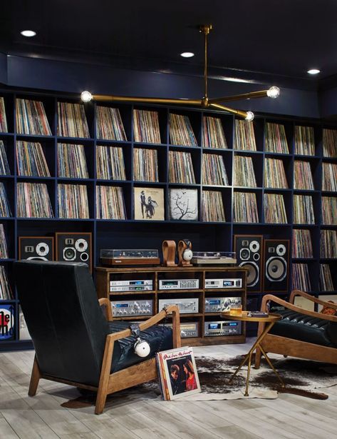 Room Envy: This relaxed listening room is a music-lover's perfect escape - Atlanta Magazine Vinyl Record Room, Audiophile Room, Hifi Room, Audiophile Listening Room, Home Music Rooms, Vinyl Room, Record Room, Sound Room, Music Studio Room