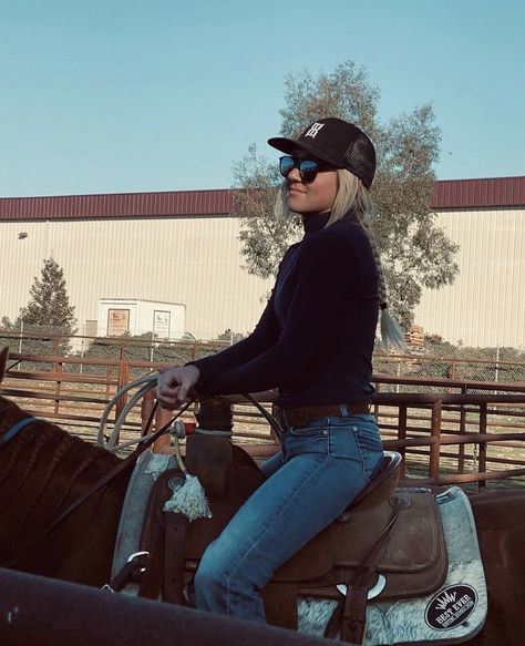 Horse Back Riding Aesthetic Outfits, Roping Outfit, Western Riding Outfits Women, Bull Riding Outfit Women, Ranch Riding Show Outfits, Riding Outfits Western, Breakaway Roping Aesthetic, Western Riding Outfits, Western Riding Outfit