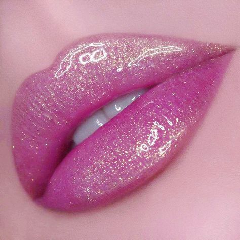 Barbie Themed Makeup, Pink Lips Aesthetic, Pink Lip Makeup, Pink Glitter Lips, Fun Lipstick, Lip Makeup Ideas, Lips Piercing, Lip Glitter, Lip Gloss Lips