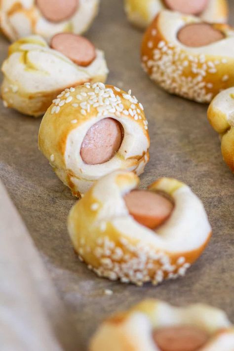 Party Snacks Finger Foods, Finger Food Party, Fingerfood Ideas, Party Fingerfood, Party Essen, Pizza Snacks, Mini Sandwiches, Salty Foods, Party Finger Foods