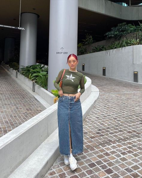 Cute Demin jeans long skirt outfit Demin Long Skirt Outfits, Denim Long Skirt Outfit, Long Denim Skirt Outfits, Skirt Outfits For Women, Long Skirt Outfits Aesthetic, Demin Skirt Outfit, Long Denim Skirt Outfit, Long Skirt Outfit, Jeans Long Skirt