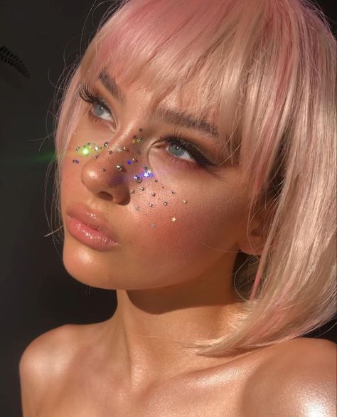 Euphoria Makeup Looks, Edc Makeup, Festival Eye Makeup, Coachella Makeup, Devil Makeup, Freckles Makeup, Crystal Makeup, Euphoria Makeup, Rhinestone Makeup