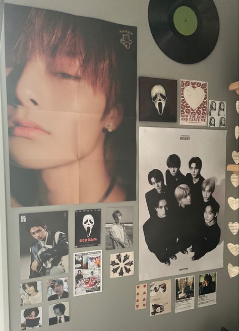 Korean Fashion Inspiration, Stray Kids Posters For Room, Simple College Dorm Room Ideas, Poster Placement Ideas, Kpop Poster Wall Ideas Aesthetic, K Pop Poster Wall Ideas, Kpop Room Aesthetic Bedrooms, K Pop Bedroom Ideas, K Pop Room Decor