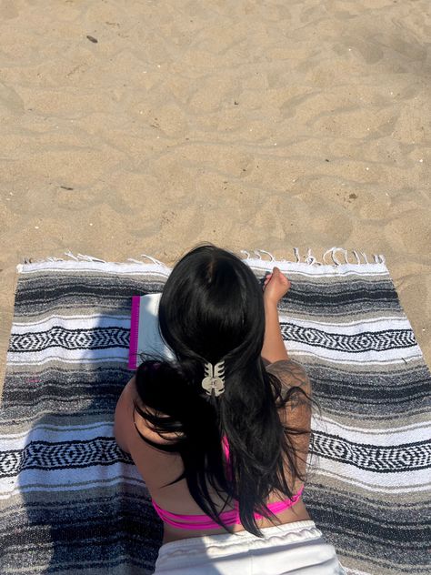 reading - beach - black hair - summer Black Hair Girl Summer Aesthetic, Black Hair Girl Beach Aesthetic, Medium Black Hair, Miami Trip, Miley Stewart, Beach Girl Aesthetic, Girls With Black Hair, Summer Mood, Hair Summer