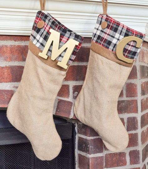 These DIY Burlap Stockings have a secret - they were made in 5 minutes! Diy Christmas Stockings, Christmas Stocking Ideas, Plaid Christmas Stockings, Burlap Stockings, Stocking Ideas, Decorated Stockings, Diy Stockings, Christmas Stockings Diy, Stockings Christmas