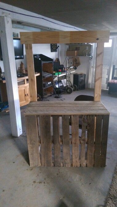 Kids lemonade stand from pallets Lemonade Stand Out Of Pallets, Pallet Stand Diy, Pallet Booth, Pallet Lemonade Stand, Kids Lemonade Stands, Kids Lemonade, Diy Lemonade, Diy Lemonade Stand, Ice Cream Stand