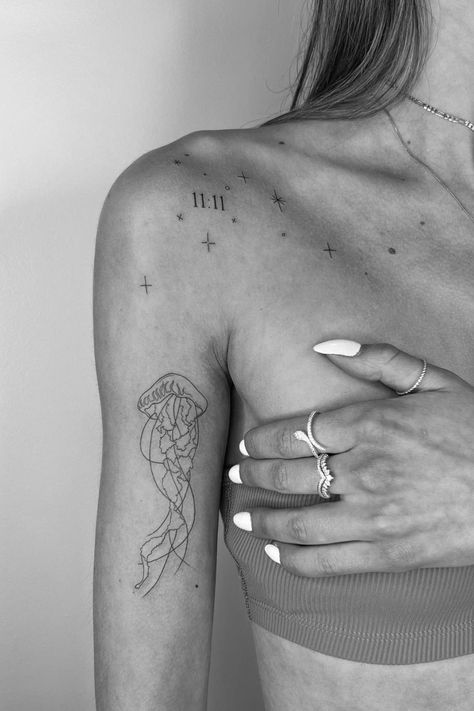 Tattoo On Black Women, Tattoo For Women Arm, Small Dope Tattoos, Tattoo On Finger, Simple Arm Tattoos, Tattoo On Hand, Wicked Tattoos, Petite Tattoos, Dope Tattoos For Women