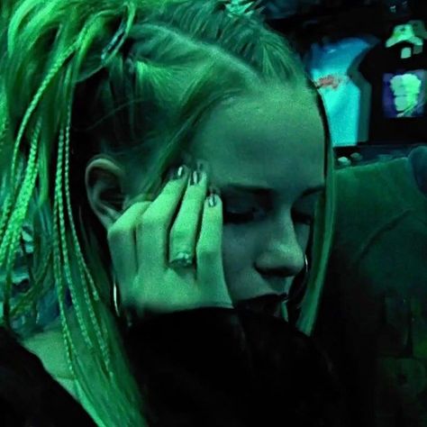 Tracy Thirteen Pfp, Tracy Freeland Hair, Thirteen Pfp, 2000s Films, Thirteen Aesthetic, Tracy Freeland, Thirteen Movie Aesthetic, Fallen Angels 1995, Thirteen Movie