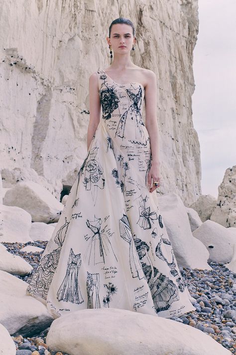 Alexander Mcqueen 2022 Spring, Alexander Mcqueen Gown, Mcqueen Couture, Alexander Mcqueen Resort, Mcqueen Dress, Alexander Mcqueen Dresses, Mcqueen Fashion, Couture Designers, 가을 패션