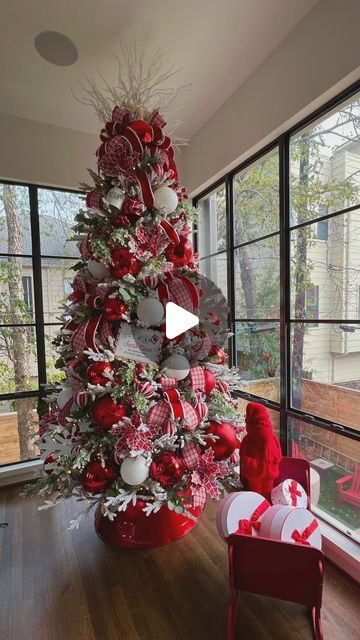 Liliana Jaimes| Holiday decor on Instagram: "look at me! Getting all the Christmas feels. Join me to decorate  this amazing  tree🎄  Christmas tree decorating services 🎄Book now!  Oct 15 to Dec 15 2024 season   Link in Bio   Video creds @marianjaimes.mp4   #christmas2024 #getinspired #houston #christmastreedecorating #christmastree #katytx #houstondecorator #houstonchristmas #riveroaks #lilijaimesxmastrees #lilijaimesdecor #christmas2024 #decorator #customdesign #navidad2024 #homedepot #homedepottrees #homedepotchrismastree #viral" Christmas Tree In Red And White, Red Snd White Christmas Tree, Red And White Poinsettia Christmas Tree, Where To Put My Christmas Tree, Christmas Tree Red And White Ideas, Santa Christmas Tree Ideas, Raz Christmas 2024, Red White Christmas Tree Ideas, Red And Silver Christmas Tree Ideas