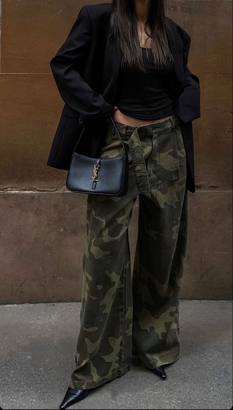 Army Pants Outfit, Models Off Duty Style, Army Pants, Preppy Girl, Army Fashion, Light Academia, All Black Outfit, Styling Ideas, Outfit Goals