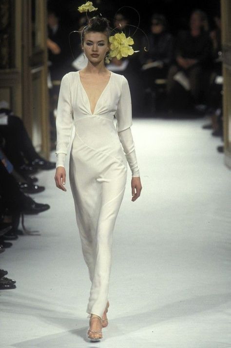 Emanuel Ungaro - Spring 1997 Couture Ungaro Couture, Emanuel Ungaro, Fancy Dresses, 90s Fashion, Vintage Looks, White Formal Dress, High Fashion, Couture, Formal Dresses