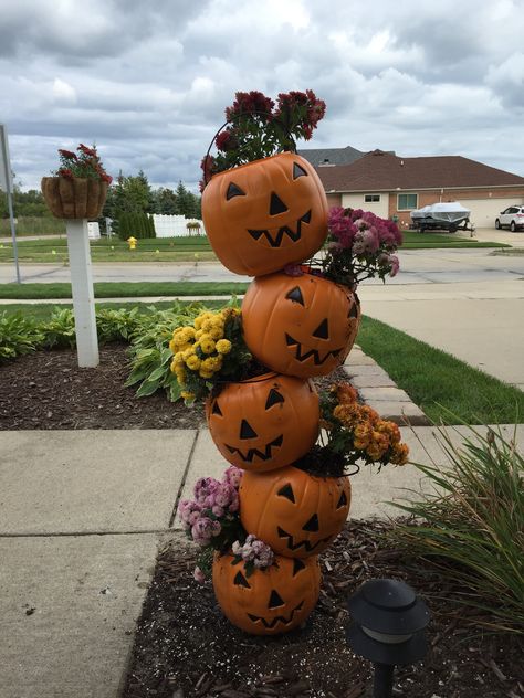 Halloween Flower Tower. Made with Plastic Halloween pumpkins and mums. Pumpkin Tower Diy, Diy Pumpkin Tower, Flower Pot Tower, Pumpkin Tower, Harvest Crafts, Easy Thanksgiving Crafts, Flower Tower, Plastic Pumpkins, Halloween Flowers