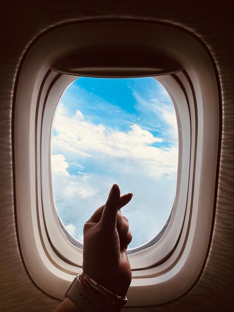 Aeroplane Selfies, Photo Ideas In Plane, Aesthetic Aeroplane Pictures, Poses For Airport, Solo Travel Aesthetic Airport, Airplane Picture Ideas, Travel Picture Ideas Airport, Travel Pics For Vision Board, Airport Pictures Instagram