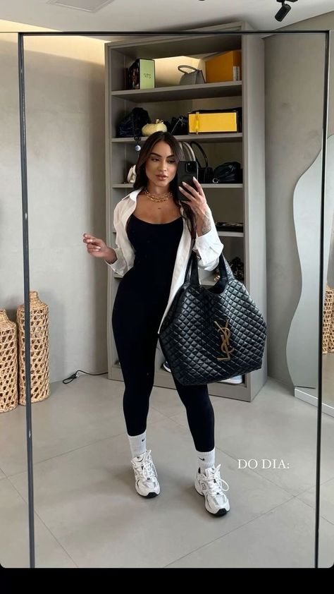 Comfy Legging Outfits Summer, Casual Retail Work Outfits, Spring Nyc Outfit Street Styles, Leggings Airport Outfit, Summer Leggings Outfits Casual, Summer Casual Outfits For Women 2024, Dressy Outfits With Sneakers, Grown Woman Outfits Summer, 60 Degree Weather Outfit Spring