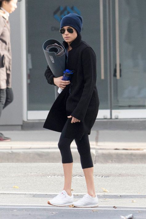 Meghan Markle Reebok Sneakers Meghan Markle Yoga, Celebrity Workout Style, Celebrity Workout Routine, Best Workout Leggings, Estilo Meghan Markle, Meghan Markle Outfits, Cowgirl Style Outfits, Casual Attire For Women, Kate And Meghan