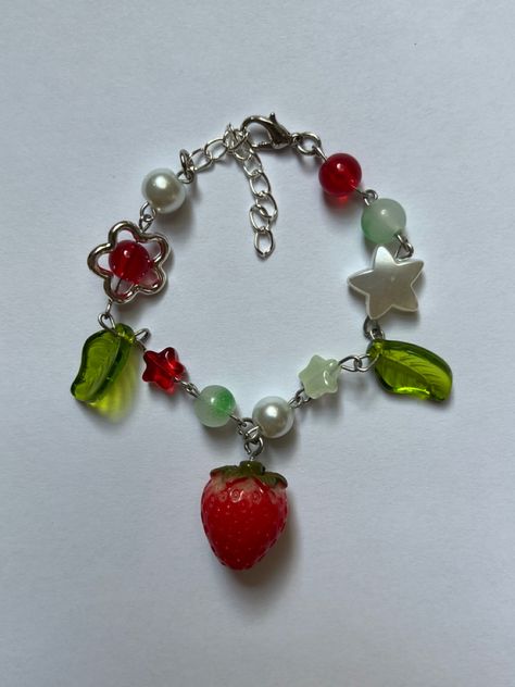 Strawberry Charm Bracelet, Beaded Charm Bracelet Ideas, Strawberry Bead Bracelet, Pulseras Coquette, Glass Bead Bracelet Ideas, Bead Strawberry, Strawberry Accessories, Coquette Stuff, Beaded Strawberry