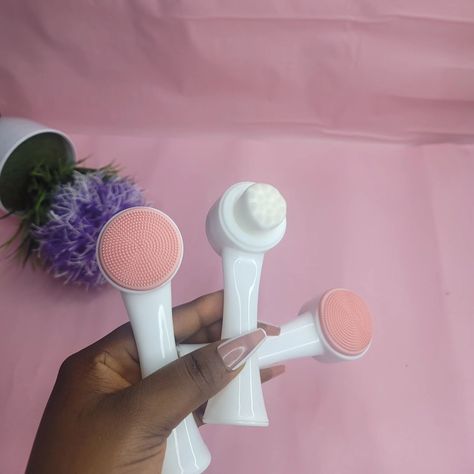 🌸2 in 1Silicone face scrubber🌸 Price:3,000 🌸Kindly send us a dm to place your orders/use the link in our bio to place order via website🌸 Silicone Face Brush: This gentle silicone face brush is designed to elevate your cleansing routine by delivering a deep, thorough clean without irritating the skin. Made from ultra-soft, hygienic silicone bristles, it effectively removes dirt, oil, and makeup residue, helping to unclog pores and prevent breakouts. The flexible brush head glides smoothly ac... Silicon Face Brush, Silicone Face Brush, Face Scrubber, Cleansing Routine, Unclog Pores, Face Brush, Skin, Makeup, Quick Saves