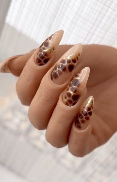 Mail Colours For Brown Skin, Brown Colour Nail Art, Brown And Gold Nail Art, Blooming Gel Snake Print, Snake Print Nail Art, Layered Nail Art, Brown Snake Nails, Bloom Nail Art, Brown Blooming Gel Nails