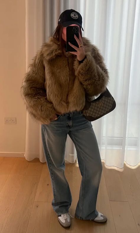 Fur Coat Outfits, Faux Fur Coats Outfit, Fur Jacket Outfit, Outfits Asian, Viral Aesthetic, Fur Coat Outfit, Chanel Lipstick, Workout Inspo, New York Outfits