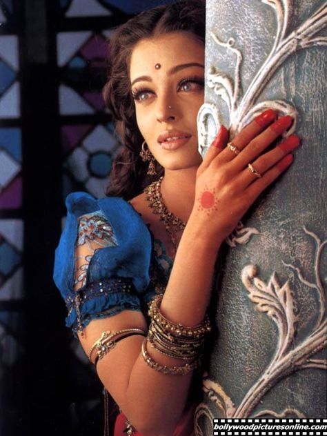 Vintage Aishwarya Rai, Devdas Aishwarya Rai Aesthetic, Aishwarya Rai Aesthetic, Devdas Aishwarya Rai, Rai Aishwarya, Aishwarya Rai 90s, ऐश्वर्या राय, Aishwarya Rai Pictures, Bollywood Aesthetic