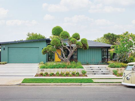 When Deidre Campbell and her husband, Frank, walked through this Newport Beach home, she didn’t know it would become her renovation project. See the stunning and colorful results at atomic-ranch.com! Mcm Backyard, Atomic Ranch House, Newport Beach Homes, Atomic Ranch, Mid Century Ranch, Beach Home, Newport Beach, Renovation Project, Newport