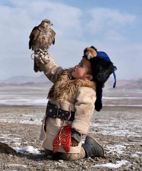 FOOD FOR THE ORBS on Tumblr Eagle Hunter, Amazing Animals, World Cultures, Jolie Photo, People Of The World, Candle Shop, 인물 사진, Happy Saturday, Mongolia