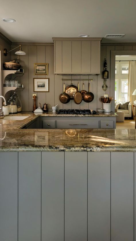 Beautiful Granite Kitchen Countertops, Kitchens With Grey Countertops, Tan Granite Kitchen, Kitchen Brown Marble, Outdated Granite Countertops, Brown Marble Kitchen Countertops, Granite Countertop Kitchens, Brown Quartz Kitchen Countertops, Kitchen Ideas Granite Countertops