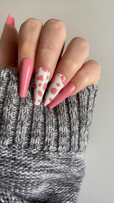 Strawberry Cow Print Nails, Pink Cowprint Nails, Strawberry Cow Nails, Nail Art Cow, Pink Cow Nails, Pink Cow Print Nails, Tiktok Nails, Pink Tiktok, Coffin Design