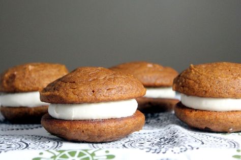 Kitchen Trial and Error: pumpkin whoopie pies Libbys Pumpkin, Whoopi Pies, Pies Thanksgiving, Desserts Thanksgiving, Thanksgiving Pumpkins, Maple Cream Cheese, Pumpkin Whoopie Pies, Pumpkin Moon, Moon Pies