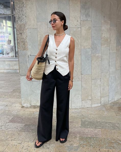 Waist Coat Outfit Women, Waist Coat For Women, Sleeveless Vest Outfit, Waistcoat Outfit Women, Vest Top Outfits, How To Style A Vest, White Vest Outfit, Vest Street Style, Black Vest Outfit