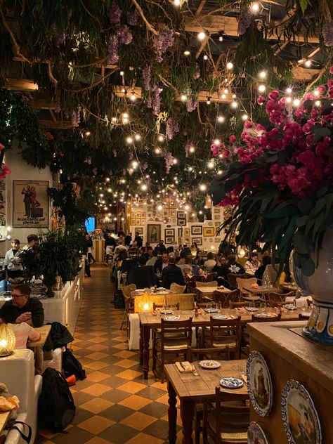 Italian Restaurant Design, Italian Restaurant Decor, Cute Restaurant, Modern Restaurant Design, Happy Christmas Day, Dream Dates, Italian Theme, Aesthetic London, Dinner Restaurants