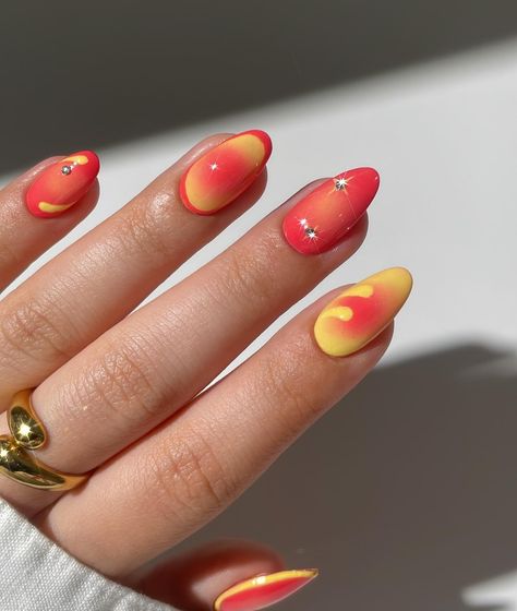 Vibrant aura nails 🥹❤️🌻 swipe left for tutorial👀 all products linked in the storefront in my bio✨ ring @bohomoon - code ‘simlynail10’ to save *affiliate • • • ___ #nailart #auranails #summernails #nailinspo #nailsofinstagram #cutenails #easynails #nailpolish #prettynails #nailtutorial #nailideas #naildesign #naillove #oje #tırnakbakımı Sunset Swirl Nails, Coral And Yellow Nails, Vacation Nails Orange, Orange Sunset Nails, Cute Trendy Nail Designs, Sunset Ombre Nails, Sunrise Nails, Summer Orange Nails, Fall Short Nail Designs