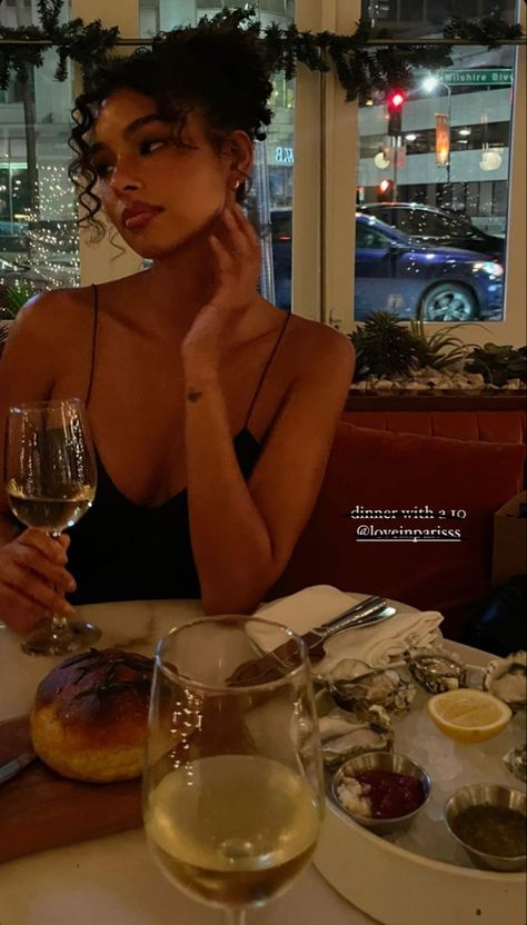 Dinner Picture Aesthetic, Poses Dinner Table, Instagram Picture Ideas Restaurant, Poses For Pictures At Restaurant, Aesthetic Dinner Photos, Dinner Asthetic Picture Instagram, Photos At Restaurants Night, Posing In Restaurant, Date Pics Dinner