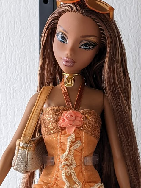 inst @xoxo_bratz Bratz Latina, Barbie Customization, Bratz Doll Fashion, Myscene Dolls, Bratz Art, Yasmin Bratz, My Scene Dolls, My Scene Barbie, Bratz Dolls Aesthetic