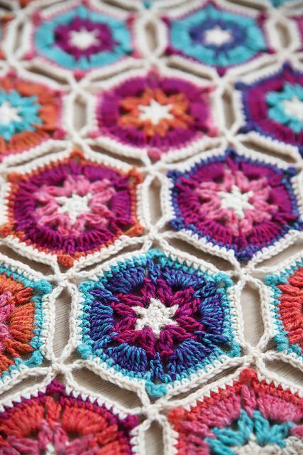 Crochet Blanket Diagram, Crochet Headwrap, Motifs Granny Square, Poncho Crochet, Confection Au Crochet, Blanket Crochet Pattern, Crochet Blanket Afghan, Crochet Hexagon, Crochet Blocks