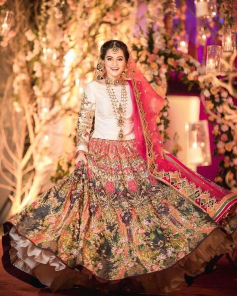 Updated Best Bridal Dress Ideas 2019 from Famous Pakistani Celebrities Pakistani Mehndi Dress, Bridal Mehndi Dresses, Red Bridal Dress, Mehndi Dress, Shadi Dresses, Pakistani Formal Dresses, Desi Wedding Dresses, Bridal Dresses Pakistan, Beautiful Pakistani Dresses