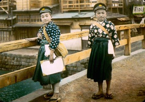 Hand-Colored Photos Turn Early 20th Century Japan Into A Dream World Japan Student, Man Kimono, Ogawa Kazumasa, Boys In Skirts, Old Japan, Taisho Era, Japanese Photography, Japanese History, Meiji Period