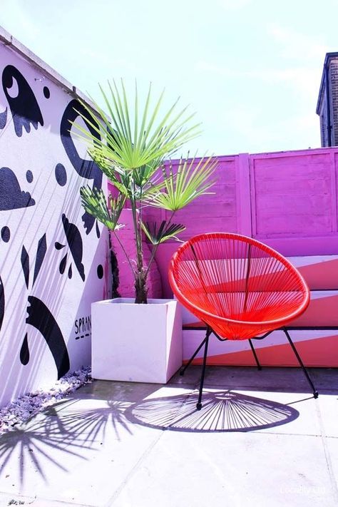 Bright coloured courtyard garden. Bright pink fence with graffiti wall. Orange chair and potted plants. Great idea for small courtyard gardens. #outdoorliving #colourfuloutdoorliving #kidsoutdoorliving #colourfulfurniture #backyardfurniture Garden Mural, Small Courtyard Gardens, Orange Chair, Courtyard Gardens Design, Small Courtyards, Outdoor Mirror, Pink Garden, Small Garden Design, Courtyard Garden