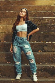 Pose Portrait, Free Pants, Nike High, High Sneakers, White Crop, Top Photo, White Crop Top, Blue Denim Jeans, Crop Top