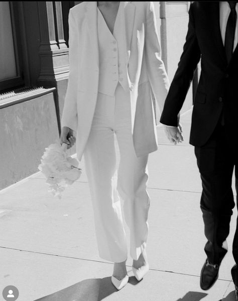 Civil Wedding Suit Brides, Wedding Suit Female, Bride White Suit, Female Wedding Suit, Women Wedding Suit, Wlw Wedding, Jeans Wedding, Prewedding Shoot, Bride Suit