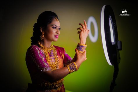 Ringlight Photo Shoot Ideas, Puberty Poses, Mehendi Photography Bridal, Poses Lighting, Mehendi Photography, Poses Bride, Shots Photography, Indian Wedding Poses, Bride Photos Poses