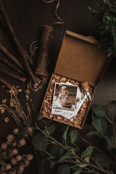 This is a photo that I took during a photoshoot of this gift box. Inside you can find a lot of polaroids with a lot of memories of your baby. The flowers and the wood color make a special present. Hamper Photoshoot, Hampers Photoshoot, Rustic Hampers, Photo Print Packaging, Photographer Packaging, Wax Tablet, Simple Gift Wrapping, Photographer Gifts, Polaroid Pictures