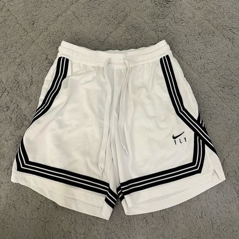 Women’s Nike basketball shorts size small Basketball Wishlist, Girls Basketball Shorts, Bermuda Nike, Basketball Fits, Womens Basketball Shorts, Basketball Outfit, Basketball Aesthetic, Basketball Stuff, Basketball Pants