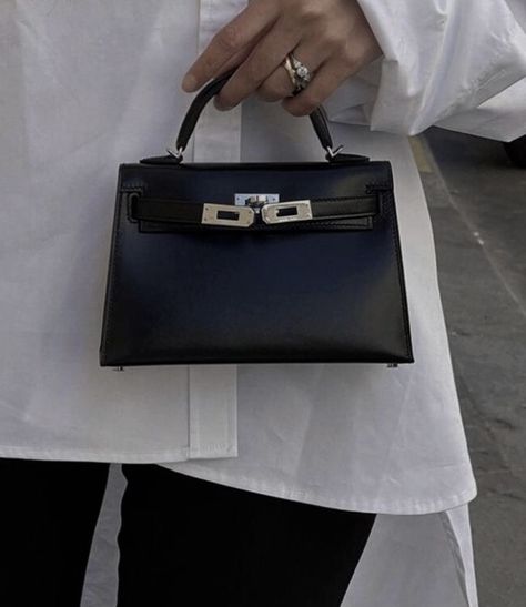 Kelly Bag Aesthetic, Mini Kelly Outfit, Hermes Mini Kelly Black, Mini Hermes Kelly, Kelly Bag Outfit, Black Mini Kelly, Kelly Outfit, Hermes Wishlist, Mini Kelly Bag