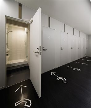 Japanese "capsule" hotel - Nine Hours تصميم دورة مياه, Narita Japan, Pod Hotels, Gym Showers, Hostels Design, Hostel Room, Capsule Hotel, Restroom Design, Bedroom Minimalist