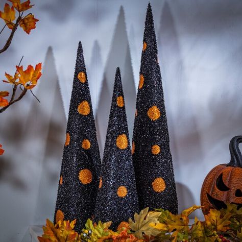 Fun Diy Halloween Decorations, Glitter Halloween, Table Halloween, Pumpkin Display, Homemade Halloween Decorations, Cone Trees, Halloween Crafts Decorations, Halloween Tattoo, Halloween 2022