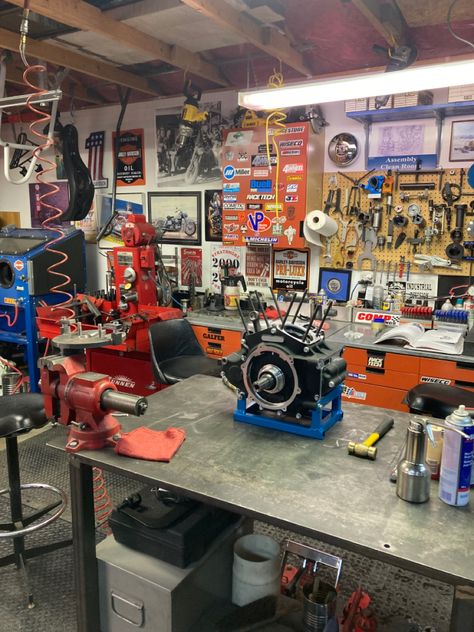 Mechanic Shop Ideas, Small Shed Ideas, Work Shop Building, Man Cave Living Room, Garage Workshop Layout, Garage Workshop Plans, Work Shops, Gear Room, Motorcycle Workshop