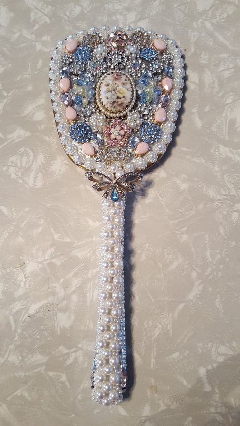 Vintage hand mirror decorated with bling. By Sandy 2017 Bling Hand Mirror, Diy Handheld Mirror, Bedazzled Hand Mirror, Diy Hand Mirror, Hand Mirror Decorating Ideas, Jewelry Tree Craft, Mermaid Mirror, فن الرسم بالمسامير, Decorated Mirror